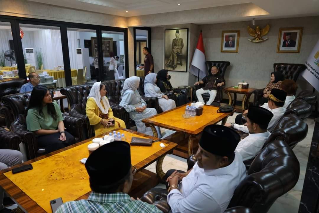 Ketua Dewan Perwakilan Daerah Republik Indonesia berdialog dengan Anggota Dewan Perwakilan Daerah Republik Indonesia yang baru terpilih pada 14 Februari 2024 dalam agenda buka puasa bersama di Rumah Dinas Ketua DPD RI, hari Jumat tanggal 29 Maret 2024