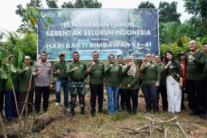 Pelaksana Harian Sekretaris Daerah Provinsi Sumatera Selatan (Plh Sekda Sumsel) Edward Candra bersama Inspektur Jenderal Kementerian Lingkungan Hidup dan Kehutanan (KLHK) RI, Laksmi Wijayanti serta Ketua DPRD RA Anita Noeringhati menanam 400 bibit pohon dalam rangka memperingati Hari Bakti Rimbawan ke -41. Kegiatan ini dilaksanakan di Punti Kayu Palembang, Sumatera Selatan, Kamis 7 Maret 2024.