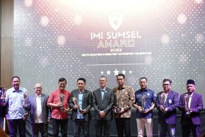 Pj Bupati Apriyadi Mahmud dinobatkan menjadi Tokoh Otomotif Sumsel pada rangkaian IMI Awards 2023 di Gedung Graha Limbersa, Sabtu (9/3/2024).