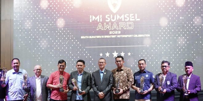 Pj Bupati Apriyadi Mahmud dinobatkan menjadi Tokoh Otomotif Sumsel pada rangkaian IMI Awards 2023 di Gedung Graha Limbersa, Sabtu (9/3/2024).