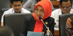Wakil Ketua Komite I DPD, Sylviana Murni, bersama Anggota DPD asal Provinsi Daerah Istimewa Yogyakarta (DIY), Hilmy Muhammad, dalam rapat kerja bersama Badan Legislasi (Baleg) DPR dengan Pemerintah, membahas Rancangan Undang-Undang Daerah Khusus Jakarta (RUU DKJ), di Ruang Rapat Baleg DPR RI, Senayan, Jakarta, hari Rabu tanggal 13 Maret 2024.