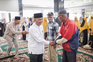 Ratusan Tokoh Masyarakat (Tomas) dan warga Kota Sekayu memadati Pendopoan Griya Bumi Serasan Sekate di Rumah Dinas (Rumdin) Bupati Muba, Kamis (14/3/2024) sore menjelang berbuka puasa.