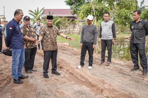Jumat (15/3/2024) pagi akses jalan rusak tersebut didatangi Pj Bupati Apriyadi Mahmud dan langsung menemui pihak Developer perumahan Mutiara Sejahtera.