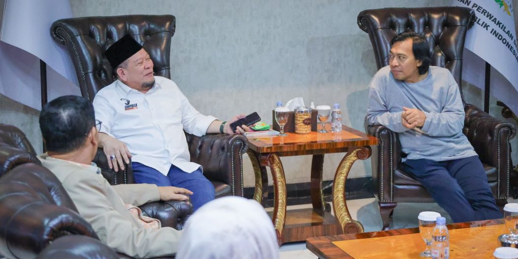 Ketua Dewan Perwakilan Daerah (DPD) Republik Indonesia, AA LaNyalla Mahmud Mattalitti, buka puasa bersama dengan Calon Anggota DPD baru yang terpilih pada Pemilu 14 Februari 2024 lalu. Hadir di antaranya Alfiansyah Komeng Bustami (Jabar), Aanya Rina Casmayanti (Jabar), Agita Nurfianti (Jabar), di Rumah Dinas Ketua DPD, hari Minggu tanggal 17 Maret 2024.