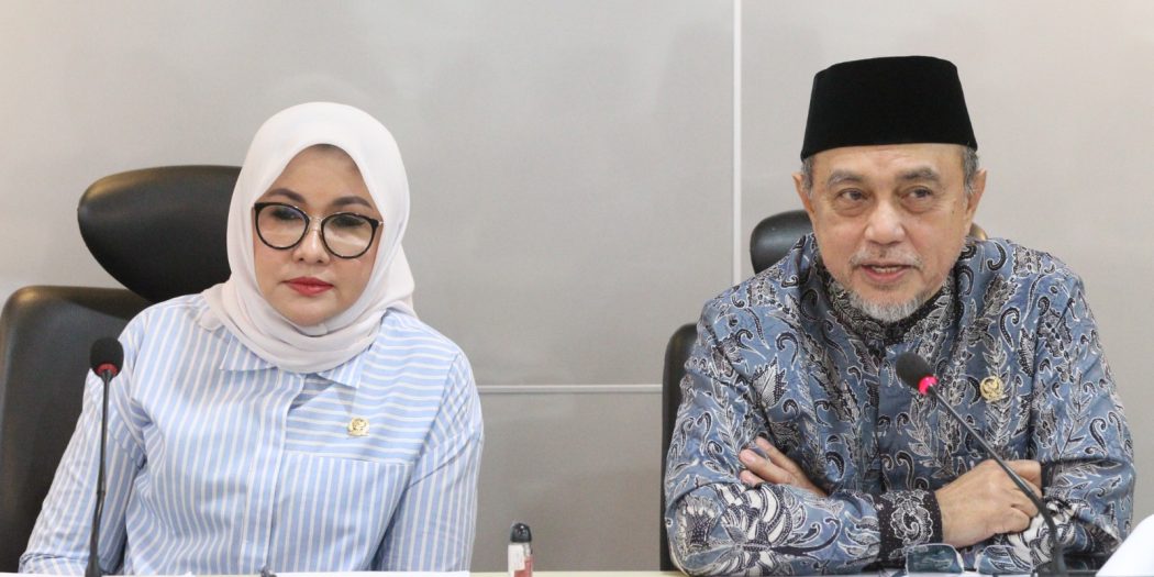 Pimpinan Badan Akuntabilitas Publik Dewan Perwakilan Daerah Republik Indonesia, Tamsil Linrung dan Evi Apita Mayasari, saat memimpin Rapat Dengar Pendapat Umum bersama Perwakilan Masyarakat di Gedung Dewan Perwakilan Daerah Republik Indonesia, Komplek Parlemen Senayan, Jakarta, hari Rabu tanggal 13 Maret 2024.