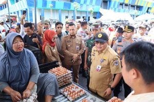 (Pj) Wali Kota Lubuklinggau, H Trisko Defriyansa meninjau kegiatan operasi pasar murah (OPM) dalam rangkaian menyambut bulan suci Ramadhan 1445 H di Taman Olahraga Megang (TOM), Kecamatan Lubuklinggau Utara II, Selasa (5/3/2024).