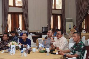 (Pj) Wali Kota Lubuklinggau, H Trisko Defriyansa menghadiri acara rapat pleno terbuka hasil penghitungan perolehan suara pada Pemilu 2024 tingkat kecamatan dalam wilayah Kota Lubuklinggau via zoom meeting di Rumah Dinas Wali Kota Lubuklinggau, Kelurahan Petanang Ilir Kecamatan Lubuklinggau Utara l, Minggu (18/2/2024).