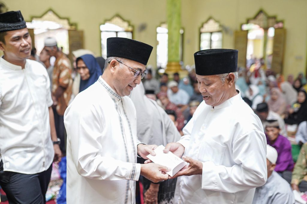 Ratusan warga Desa Gajah Mati Kecamatan Babat Supat, Kamis (21/3/2024) tumpah ruah menyambut kedatangan Pj Bupati Apriyadi Mahmud di halaman Masjid Nurul Huda Dusun VII Desa Gajah Mati Kecamatan Babat Supat.