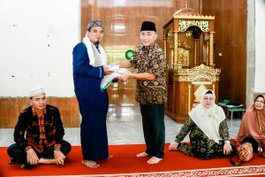 Ratusan santri dan santriwati menyambut hangat kedatangan Pj Bupati Apriyadi Mahmud dan istri Asna Aini Apriyadi, Sabtu (30/3/2024).