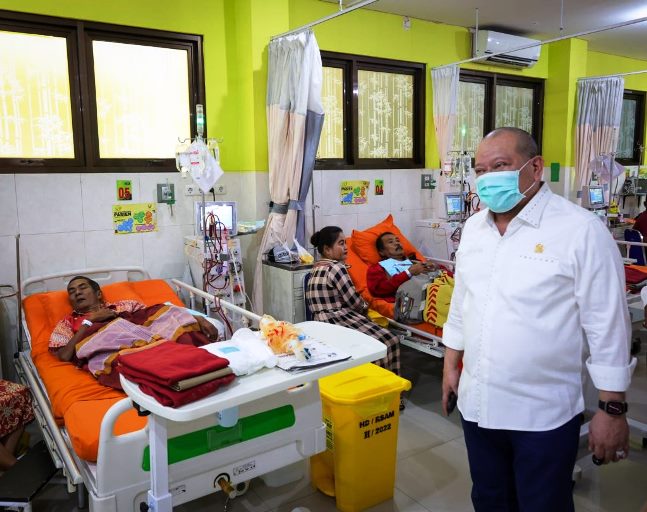 Ketua Dewan Perwakilan Daerah Republik Indonesia, LaNyalla Mahmud Mattalitti, mengunjungi Rumah Sakit Umum Anwar Medika, Sidoarjo.