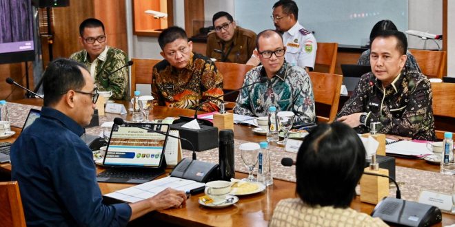 Pj. Gubernur Provinsi Sumatera Selatan, Agus Fatoni, melakukan audiensi dengan Menteri Perhubungan Republik Indonesia, Budi Karya Sumadi, di Kantor Kementerian Perhubungan Republik Indonesia, Jakarta, hari Selasa tanggal 5 Maret 2024. (foto : Humas Pemprov Sumsel)