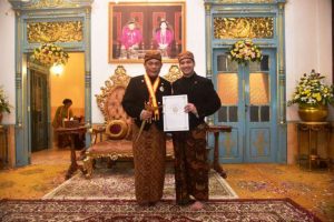 Plh. Kepala Dinas Pendidikan Provinsi Sumatera Selatan, H. Sutoko, mewakili Pj. Gubernur Provinsi Sumatera Selatan, Agus Fatoni, menerima gelar kehormatan dari Keraton Surakarta Hadiningrat di Sasana Narendra Keraton Surakarta Hadiningrat, Solo, Jawa Tengah, hari Sabtu tanggal 2 Maret 2024. (foto : Humas Pemprov Sumsel)