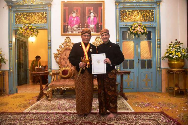Plh. Kepala Dinas Pendidikan Provinsi Sumatera Selatan, H. Sutoko, mewakili Pj. Gubernur Provinsi Sumatera Selatan, Agus Fatoni, menerima gelar kehormatan dari Keraton Surakarta Hadiningrat di Sasana Narendra Keraton Surakarta Hadiningrat, Solo, Jawa Tengah, hari Sabtu tanggal 2 Maret 2024. (foto : Humas Pemprov Sumsel)