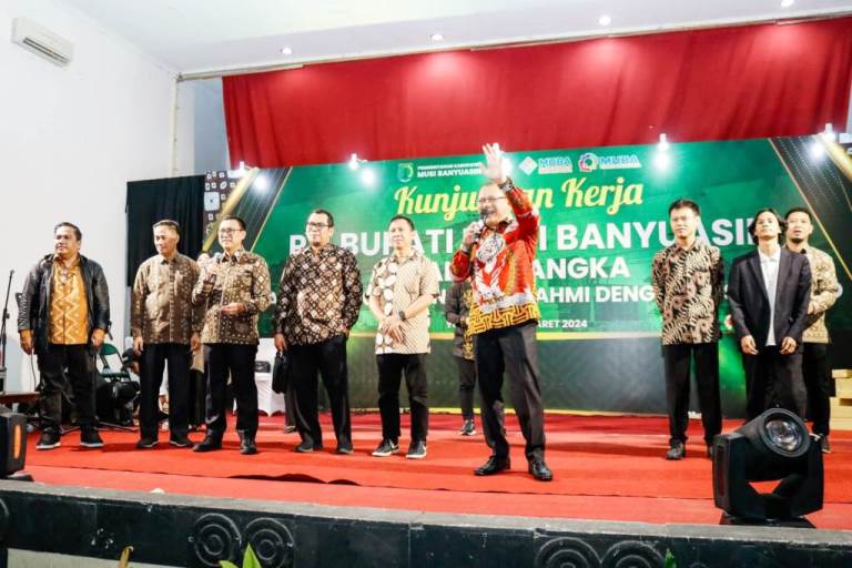 Pj. Sekretaris Daerah (Sekda) Muba, Musni Wijaya, saat melantik jajaran pengurus Ikatan Keluarga Pelajar dan Mahasiswa Musi Banyuasin (IKPM MUBA) Yogyakarta periode 2023-2025, dan silaturahmi dengan Forum Masyarakat Muba di Yogyakarta (FOSMABAYO) di Mandala Bhakti Wanitama, Yogyakarta, hari Jumat tanggal 1 Maret 2023. (foto : Dinkominfo Muba)