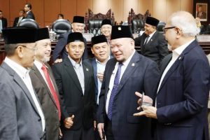 Ketua Dewan Perwakilan Daerah Republik Indonesia, AA LaNyalla Mahmud Mattalitti, berdialog dengan anggota Dewan Perwakilan Daerah Republik Indonesia pada saat Sidang Paripurna DPD Republik Indonesia Ke 9 Masa Sidang IV Tahun Sidang 2023-2024, di Gedung Nusantara V, Komplek Parlemen Senayan, Jakarta, hari Selasa tanggal 05 Maret 2024. (foto : DPD RI)