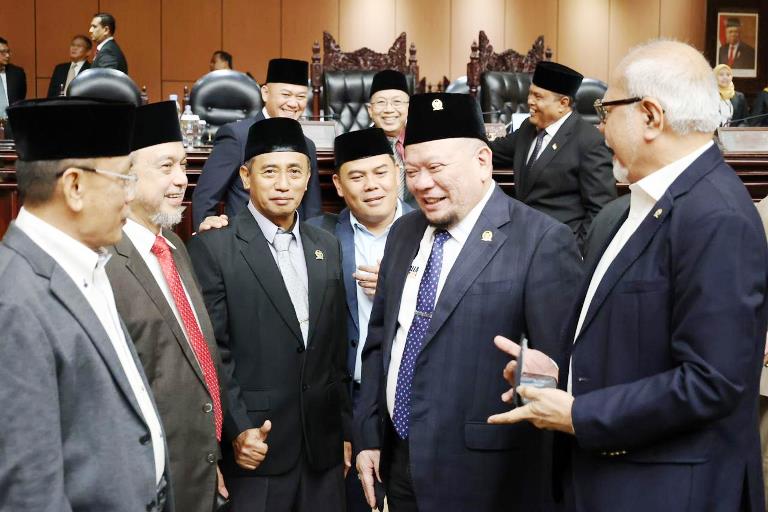 Ketua Dewan Perwakilan Daerah Republik Indonesia, AA LaNyalla Mahmud Mattalitti, berdialog dengan anggota Dewan Perwakilan Daerah Republik Indonesia pada saat Sidang Paripurna DPD Republik Indonesia Ke 9 Masa Sidang IV Tahun Sidang 2023-2024, di Gedung Nusantara V, Komplek Parlemen Senayan, Jakarta, hari Selasa tanggal 05 Maret 2024. (foto : DPD RI)