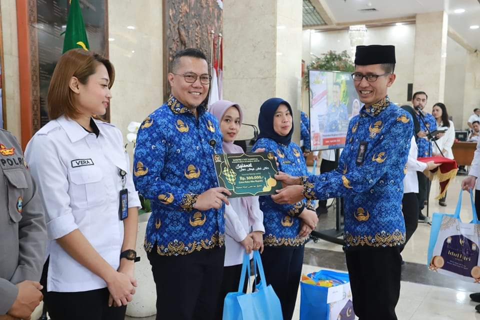KORPRI Sekretariat Jenderal Dewan Perwakilan Daerah Republik Indonesia menyerahkan bingkisan kepada seluruh Aparatur Sipil Negara dan staf pendukung di lingkungan Setjen DPD RI, hari Senin tanggal 01 April 2024