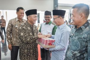 Sebanyak 328 Ketua RT, RW, dan Kepala Dusun di wilayah Kecamatan Sekayu mendapatkan bingkisan lebaran dari Pj Bupati Apriyadi Mahmud, Jumat (5/4/2024).