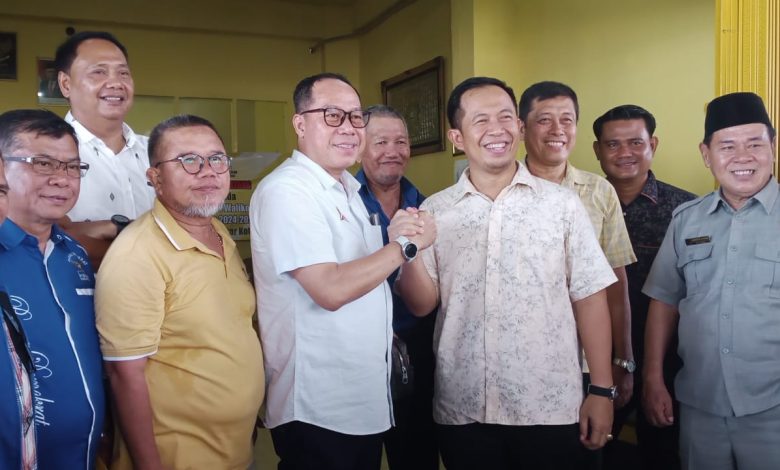 Taufik Siswanto, Ketua Dewan Pimpinan Cabang Partai Demokrat, melakukan salam komando dengan Ketua Dewan Pimpinan Daerah Partai Golongan Karya Kota Lubuklinggau, hari Rabu tanggal 17 April 2024 di Sekretariat Partai Golongan Karya Kota Lubuklinggau