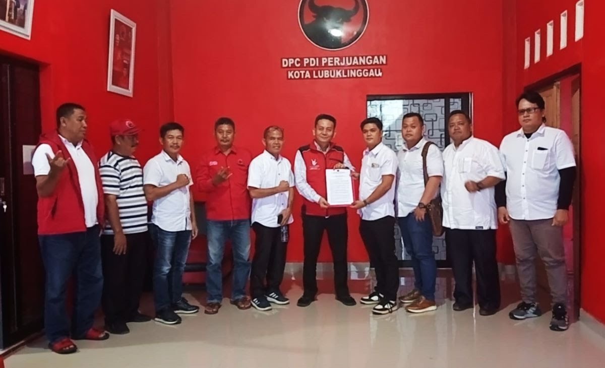 Rachmat Hidayat Alias Yopi Karim, mengambil formulir pendaftaran sebagai Bakal Calon Wali Kota Lubuklinggau di Partai Demokrasi Indonesia (PDI) Perjuangan, hari Rabu tanggal 17 April 2024.