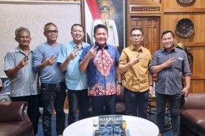 Bakal Calon Gubernur Provinsi Sumatera Selatan, Herman Deru, bersama para pendukung, hari Rabu tanggal 17 April 2024.