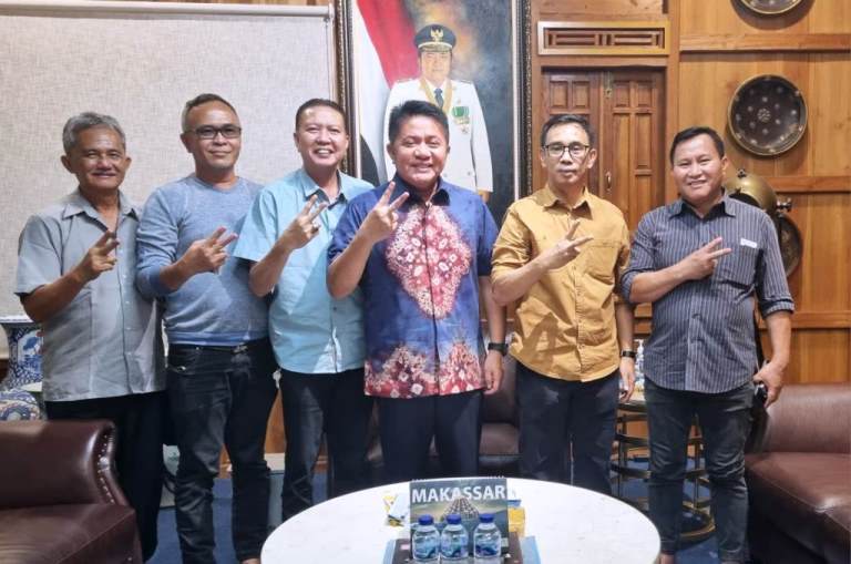 Bakal Calon Gubernur Provinsi Sumatera Selatan, Herman Deru, bersama para pendukung, hari Rabu tanggal 17 April 2024.