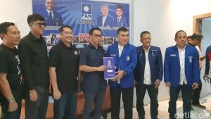 Alfrenzi Panggarbesi saat mengambil formulir pendaftaran Bakal Calon Gubernur Sumsel atas nama Herman Deru di Dewan Pimpinan Wilayah Partai Amanat Nasional Provinsi Sumatera Selatan, hari Jum'at tanggal 19 April 2024.