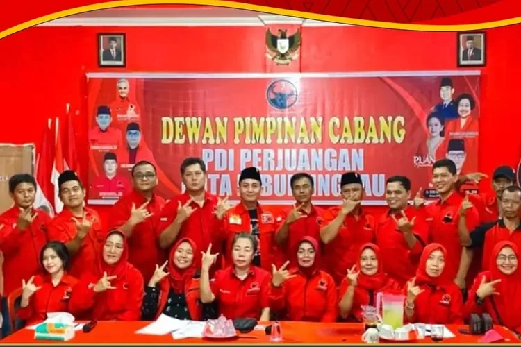 Ketua Dewan Perwakilan Cabang Partai Demokrasi Indonesia Perjuangan Kota Lubuklinggau, Hambali Lukman, foto bersama kader (Ig : pdiperjuangan)