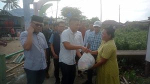 Bakal Calon Wali Kota Palembang, Rasyid Rajasa, memberikan bantuan bahan makanan kepada warga kota Palembang.