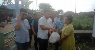 Bakal Calon Wali Kota Palembang, Rasyid Rajasa, memberikan bantuan bahan makanan kepada warga kota Palembang.