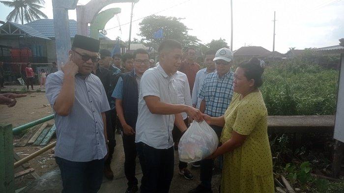 Bakal Calon Wali Kota Palembang, Rasyid Rajasa, memberikan bantuan bahan makanan kepada warga kota Palembang.