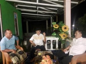 Hendri Almawijaya (baju putih) berbincang dengan warga saat menyampaikan keinginannya untuk maju di Pilkada Kota Lubuklinggau.
