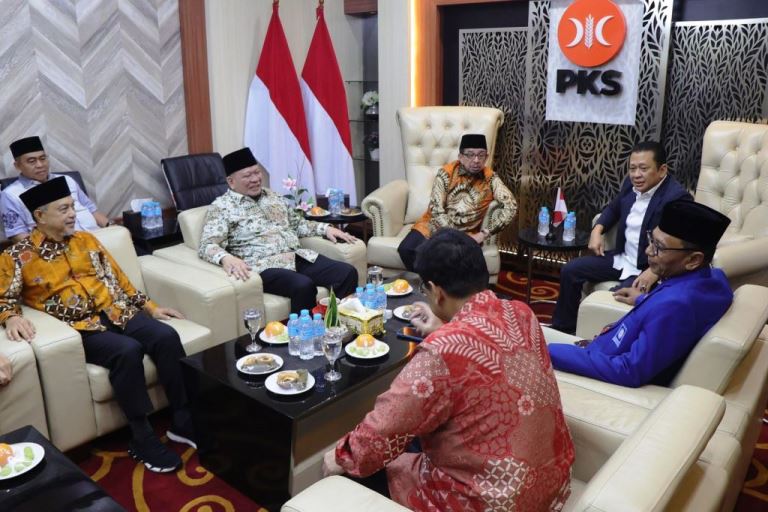 Ketua Dewan Perwakilan Daerah (DPD) Republik Indonesia (RI), LaNyalla Mahmud Mattalitti, menghadiri Halal Bihalal dan Tasyakuran Milad ke 22 Tahun Partai Keadilan Sejahtera (PKS), di Kantor Pusat PKS, Jakarta Selatan, hari Sabtu tanggal 27 April 2024.