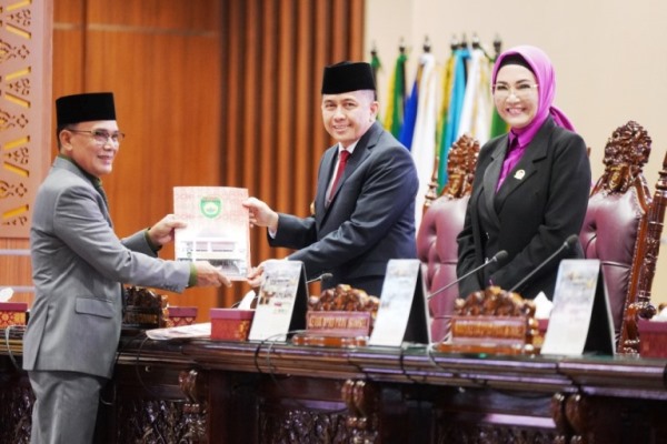 Anggota DPRD Sumsel, Antoni Yuzar, menyerahkan Laporan Hasil Pembahasan kepada Pimpinan Rapat Rapat Paripurna LXXXI (81) dengan agenda Penyampaian Laporan Hasil Pembahasan dan Penelitian Pansus-Pansus DPRD Sumsel terhadap LKPJ Gubernur Sumsel Tahun Anggaran 2023 pada hari Kamis tanggal 4 April 2024.