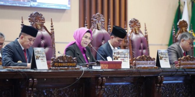 Ketua DPRD Sumsel, Hj. Anita Noeringhati, memimpin Rapat Paripurna LXXXI (81) dengan agenda Penyampaian Laporan Hasil Pembahasan dan Penelitian Pansus-Pansus DPRD Sumsel terhadap LKPJ Gubernur Sumsel Tahun Anggaran 2023 pada hari Kamis tanggal 4 April 2024.