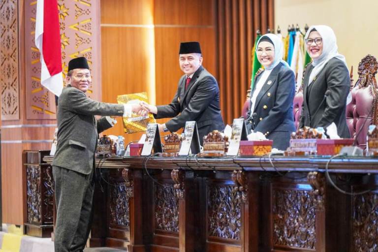 Anggota DPRD Provinsi Sumatera Selatan menyerahkan Rekomendasi terhadap Laporan Keterangan Pertanggungjawaban (LKPJ) Gubernur Tahun Anggaran (TA) 2024, Senin tanggal 22 April 2024. (DPRD Sumsel)
