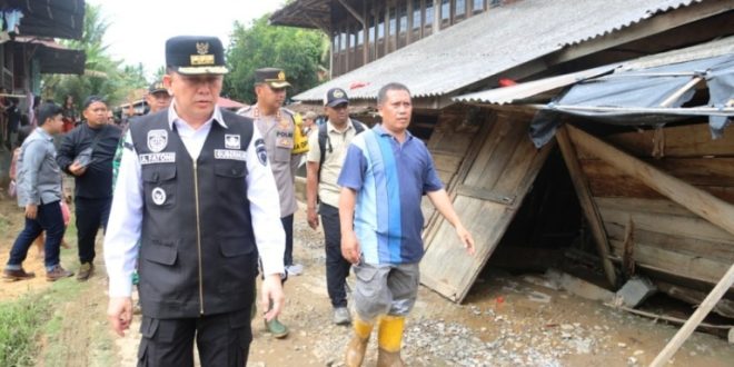 Pj. Gubernur Provinsi Sumatera Selatan, Agus Fatoni, mengunjungi desa yang terdampak banjir di Kabupaten Ogan Komering Ulu, hari Sabtu tanggal 25 Mei 2024.