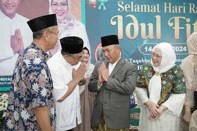 Puluhan jajanan gerobak UMKM berjejer rapi di halaman Rumah Dinas (Rumdin) Bupati Muba usai Salat Id berjamaah, Rabu (10/4/2024).