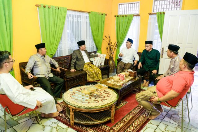 Usai melaksanakan Shalat Id dan halal bihalal bersama warga Muba di Rumah Dinas Bupati Muba, Pj Bupati Apriyadi didampingi Camat Sekayu Edy Heriyanto SH MSi door to door sowan ke rumah-rumah Tokoh Masyarakat (Tomas) dan Tokoh Agama di Sekayu, Rabu (10/4/2024).