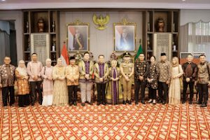 Pj Bupati Apriyadi Mahmud bersama Pj Ketua TP PKK Asna Aini Apriyadi, Kapolres Muba AKBP Imam Safii SIK MSi beserta istri, Dandim 0401 Muba Letkol Inf Erry Dwianto SPsi MHan dan istri, Ketua Pengadilan Agama Syarifah Aini SAg MHi serta Pj Sekda Musni Wijaya SSos MSi dan Kepala OPD di Lingkungan Pemkab Muba menghadiri Halal Bihalal di Kediaman Dinas Gubernur Sumsel dan Ketua DPRD Sumsel, Kamis (11/4/2024).
