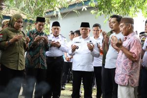 Lestarikan kearifan lokal, ratusan warga Kecamatan Sungai Keruh terlihat sangat gembira saat berebut lemang bersama orang nomor satu di Kabupaten Muba Pj Bupati H Sandi Fahlepi, Rabu (08/05/2024).