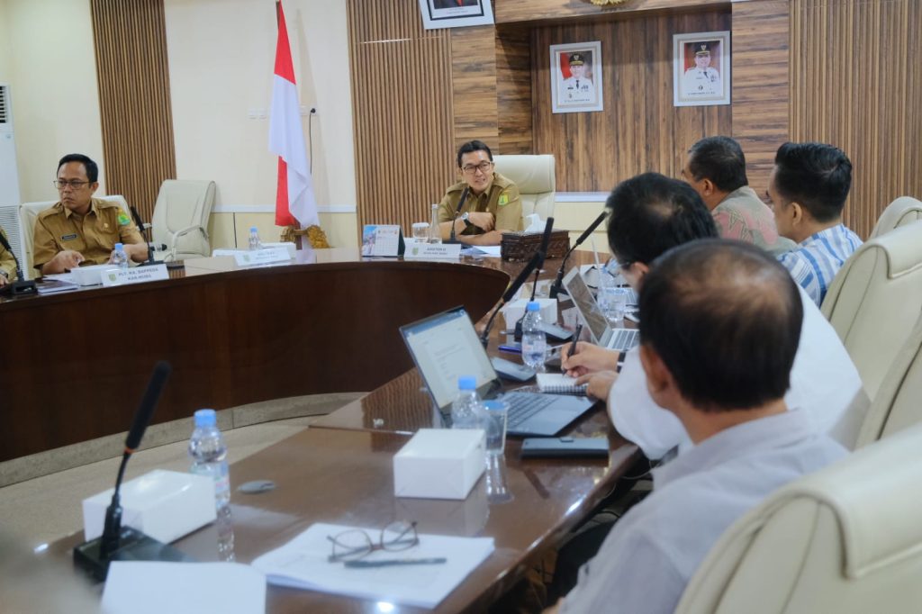 Rapat koordinasi penanggulangan kemiskinan dan percepatan penghapusan kemiskinan ekstrem di Kabupaten Muba oleh tim pemberdayaan masyarakat untuk menangani kemiskinan dari Deputi Bidang Riset dan Inovasi Daerah (BRIN), Selasa (14/5/2024) Ruang Rapat Serasan Sekate.