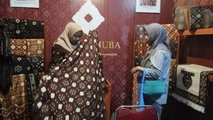 "Alhamdulillah stand kita ramai dikunjungi, lebih dari seratus pengunjung setiap harinya, semuanya tertarik pada produk Gambo Muba," kata Azizah, Rabu (15/5/2024).