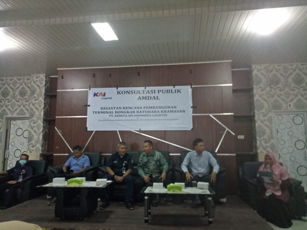 Konsultasi Publik Penyusunan Studi AMDAL Kegiatan Rencana Pembangunan Terminal Bongkar Batubara Kramasan PT.KERETA API INDONESIA LOGISTIK (PT. KAILOG) resmi digelar bertempat di Aula Kecamatan Kertapati , Palembang. Kamis (16/5/2024)