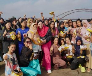 Bakal Calon Wakil Wali Kota Palembang, Nandriani Octarina, disambut hangat oleh warga yang berada di kawasan pinggiran Sungai Musi, pada hari Jum'at tanggal 17 Mei 2024.