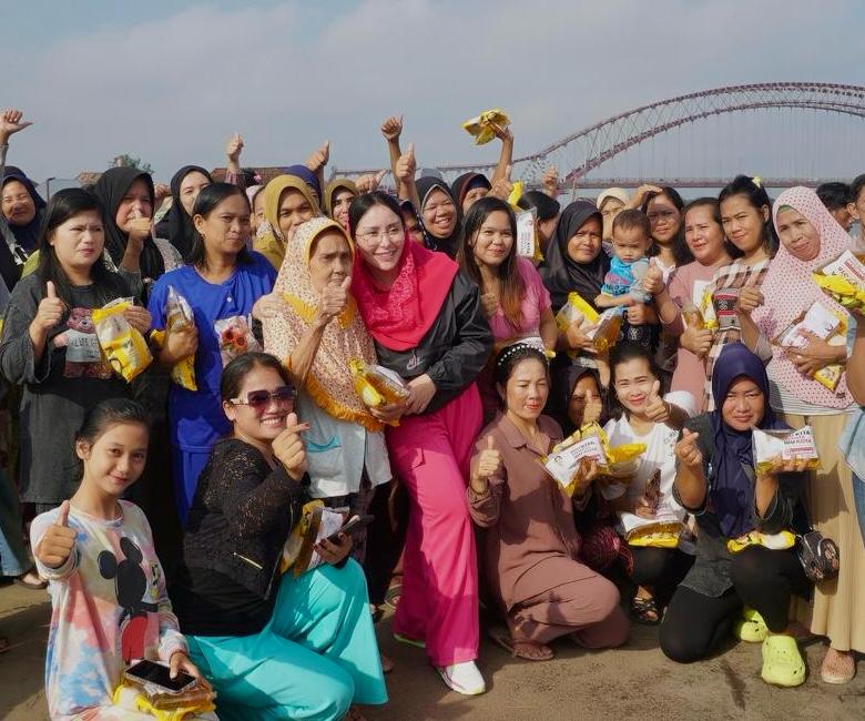 Bakal Calon Wakil Wali Kota Palembang, Nandriani Octarina, disambut hangat oleh warga yang berada di kawasan pinggiran Sungai Musi, pada hari Jum'at tanggal 17 Mei 2024.