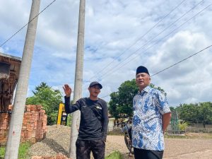 Sekda Apriyadi Mahmud mengunjungi Kecamatan Keluang guna mengecek progres peralihan listrik MEP ke PLN yakni sudah tahap pemasangan tiang listrik dan gardu induk, Kamis (23/5/2024).