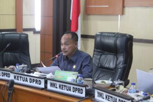 Pj Bupati Muba diwakili Asisten Perekonomian dan Pembangunan Setda Muba Andi Wijaya Busro SH MHum serta perwakilan OPD terkait, rapat berlangsung di ruang rapat Banmus DPRD Muba, Senin (27/5/2024).
