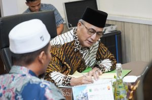 Kamis (30/5/2024) Pimpinan Ponpes Darul Quran Al Madani Pangkalan Jaya, Ustadz H Asfranza Zawawi Lc MA menemui Sekda Muba Apriyadi Mahmud di ruang kerjanya