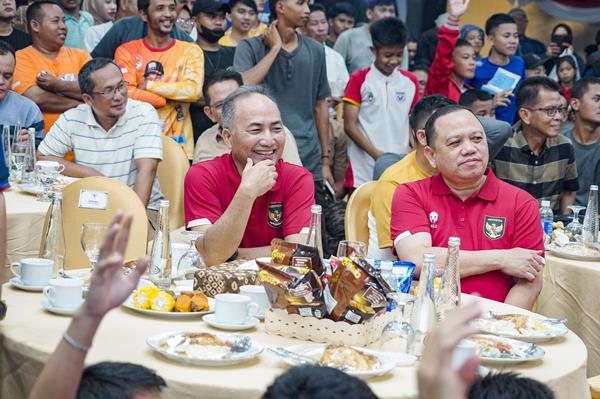 H Sandi Fahlepi menggelar nobar atau nonton bareng masyarakat. Tampak warga Sekayu dan sekitar antusias tumpah ruah memenuhi Pendopoan Griya Bumi Serasan Sekate (Rumah Dinas Bupati Muba), Senin (29/4/2024) malam.